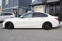 BMW 3シリーズ 330i Mｽﾎﾟｰﾂ ﾃﾞﾋﾞｭｰ&ｺﾝﾌｫｰﾄP 高出力 258馬力 ﾋｰﾀｰ黒革 専用ﾌﾞﾙｰｽﾃｯﾁ HUD 追従ACC ｽﾃｱﾘﾝｸﾞｻﾎﾟｰﾄ Mｽﾎﾟｰﾂﾌﾞﾚｰｷ ﾚｲｽﾞ19AW 3Dﾃﾞｻﾞｲﾝｴｱﾛ LEDﾍｯﾄﾞﾗｲﾄ ｵｰﾄﾊｲﾋﾞｰﾑ 360度ｶﾒﾗ 電動ﾄﾗﾝｸ Hi-fiｽﾋﾟｰｶｰ BMWﾗｲﾌﾞｺｯｸﾋﾟｯﾄ 2年保証