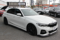 BMW 3シリーズ 330i Mｽﾎﾟｰﾂ ﾃﾞﾋﾞｭｰ&ｺﾝﾌｫｰﾄP 高出力 258馬力 ﾋｰﾀｰ黒革 専用ﾌﾞﾙｰｽﾃｯﾁ HUD 追従ACC ｽﾃｱﾘﾝｸﾞｻﾎﾟｰﾄ Mｽﾎﾟｰﾂﾌﾞﾚｰｷ ﾚｲｽﾞ19AW 3Dﾃﾞｻﾞｲﾝｴｱﾛ LEDﾍｯﾄﾞﾗｲﾄ ｵｰﾄﾊｲﾋﾞｰﾑ 360度ｶﾒﾗ 電動ﾄﾗﾝｸ Hi-fiｽﾋﾟｰｶｰ BMWﾗｲﾌﾞｺｯｸﾋﾟｯﾄ 2年保証