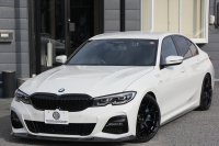 BMW 3シリーズ 330i Mｽﾎﾟｰﾂ ﾃﾞﾋﾞｭｰ&ｺﾝﾌｫｰﾄP 高出力 258馬力 ﾋｰﾀｰ黒革 専用ﾌﾞﾙｰｽﾃｯﾁ HUD 追従ACC ｽﾃｱﾘﾝｸﾞｻﾎﾟｰﾄ Mｽﾎﾟｰﾂﾌﾞﾚｰｷ ﾚｲｽﾞ19AW 3Dﾃﾞｻﾞｲﾝｴｱﾛ LEDﾍｯﾄﾞﾗｲﾄ ｵｰﾄﾊｲﾋﾞｰﾑ 360度ｶﾒﾗ 電動ﾄﾗﾝｸ Hi-fiｽﾋﾟｰｶｰ BMWﾗｲﾌﾞｺｯｸﾋﾟｯﾄ 2年保証