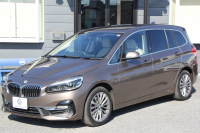 BMW 2シリーズ 218d ｸﾞﾗﾝﾂｱﾗｰ ﾗｸﾞｼﾞｭｱﾘｰ 後期 ﾌｪｲｽﾘﾌﾄ後 3列7人乗り ADｱｸﾃｨﾌﾞｾｰﾌﾃｨ&ｺﾝﾌｫｰﾄP 追従ACC HUD 受注生産OPｵｲｽﾀｰﾚｻﾞｰ 電動ﾄﾗﾝｸ LEDﾍｯﾄﾞﾗｲﾄ ﾒﾓﾘｰ付電動ｼｰﾄ ﾀｯﾁ画面HDDﾅﾋﾞﾊﾟｰｷﾝｸﾞｱｼｽﾄ 2年保証