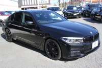 BMW 5シリーズ 530i ｴﾃﾞｨｼｮﾝﾐｯｼｮﾝｲﾝﾎﾟｯｼﾌﾞﾙ 特別仕様車 1ｵｰﾅ 252馬力 ﾅｲﾄﾌﾞﾙｰﾚｻﾞｰ ｱﾀﾞﾌﾟﾃｨﾌﾞｻｽ ﾊｰﾏﾝｶｰﾄﾞﾝ HUD 追従ACC ｽﾃｱﾘﾝｸﾞｻﾎﾟｰﾄ ﾀｯﾁ画面HDDﾅﾋﾞTV LEDﾍｯﾄﾞﾗｲﾄ ｵｰﾄﾊｲﾋﾞｰﾑ 電動ﾄﾗﾝｸ 360度ｶﾒﾗ 全席ﾋｰﾀｰ 専用ﾌﾞﾗｯｸ19AW 2年保証