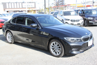 BMW 3シリーズ 320i ﾋﾟｭｱｴﾚｶﾞﾝｽ 首都圏100台限定車 ｳﾞｧｰﾈｽｶﾓｶﾚｻﾞｰ ｼｰﾄﾋｰﾀｰ ﾗﾝﾊﾞｰｻﾎﾟｰﾄ ﾌﾟﾗｽP ｺﾝﾌｫｰﾄP ｽﾃｱﾘﾝｸﾞｻﾎﾟｰﾄ 追従ACC BMWﾗｲﾌﾞｺｯｸﾋﾟｯﾄﾀｯﾁﾊﾟﾈﾙ対応HDDﾅﾋﾞ360度ｶﾒﾗ ﾜｲﾔﾚｽ充電 LEDﾍｯﾄﾞﾗｲﾄ ｵｰﾄﾊｲﾋﾞｰﾑ 電動ﾄﾗﾝｸ 2年保証