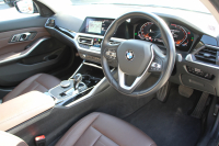 BMW 3シリーズ 320i ﾋﾟｭｱｴﾚｶﾞﾝｽ 首都圏100台限定車 ｳﾞｧｰﾈｽｶﾓｶﾚｻﾞｰ ｼｰﾄﾋｰﾀｰ ﾗﾝﾊﾞｰｻﾎﾟｰﾄ ﾌﾟﾗｽP ｺﾝﾌｫｰﾄP ｽﾃｱﾘﾝｸﾞｻﾎﾟｰﾄ 追従ACC BMWﾗｲﾌﾞｺｯｸﾋﾟｯﾄﾀｯﾁﾊﾟﾈﾙ対応HDDﾅﾋﾞ360度ｶﾒﾗ ﾜｲﾔﾚｽ充電 LEDﾍｯﾄﾞﾗｲﾄ ｵｰﾄﾊｲﾋﾞｰﾑ 電動ﾄﾗﾝｸ 2年保証