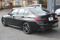 BMW 3シリーズ 320i Mｽﾎﾟｰﾂ ﾃﾞﾋﾞｭｰP ｺﾝﾌｫｰﾄP ﾋｰﾀｰ黒革 ﾌﾞﾙｰｽﾃｯﾁ  HUD 19AW 追従ACC ｽﾃｱﾘﾝｸﾞｻﾎﾟｰﾄ LEDﾍｯﾄﾞﾗｲﾄ ｵｰﾄﾊｲﾋﾞｰﾑ 電動ﾄﾗﾝｸ ｱｯﾌﾟﾙｶｰﾌﾟﾚｲ ﾀｯﾁ画面HDDﾅﾋﾞﾜｲﾔﾚｽ充電 Hi-fiｽﾋﾟｰｶｰ Pｱｼｽﾄ 専用ｴｱﾛ 2年保証