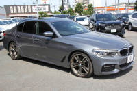 BMW 5シリーズ 523i Mｽﾎﾟｰﾂ ﾊｲﾗｲﾝ ｻﾝﾙｰﾌ 全席ﾋｰﾀｰ黒革 HUD ｼﾞｪｽﾁｬｰｺﾝﾄﾛｰﾙ ﾜｲﾔﾚｽ充電 M550用20AW 追従ACC ｽﾃｱﾘﾝｸﾞｻﾎﾟｰﾄ ﾀｯﾁ画面HDDﾅﾋﾞTV LEDﾍｯﾄﾞﾗｲﾄ ｵｰﾄﾊｲﾋﾞｰﾑ 360度ｶﾒﾗ 電動ﾄﾗﾝｸ 専用ｴｱﾛ ﾊﾟﾄﾞﾙｼﾌﾄ 2年保証