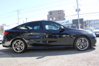 BMW 2シリーズ M235i Xdrive ｸﾞﾗﾝｸｰﾍﾟﾃﾞﾋﾞｭｰ&ｾﾚｸﾄP 306馬力 4WD ｼｰﾄﾋｰﾀｰ Mｽﾎﾟｰﾂｼｰﾄ Mｼｰﾄﾍﾞﾙﾄ ｱﾀﾞﾌﾟﾃｨﾌﾞｻｽ 追従ACC LEDﾍｯﾄﾞﾗｲﾄ 専用18AW Mspﾌﾞﾚｰｷ Applecarplay ﾀｯﾁ画面HDDﾅﾋﾞPｱｼｽﾄ ﾜｲﾔﾚｽ充電 2年保証