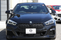 BMW 2シリーズ M235i Xdrive ｸﾞﾗﾝｸｰﾍﾟﾃﾞﾋﾞｭｰ&ｾﾚｸﾄP 306馬力 4WD ｼｰﾄﾋｰﾀｰ Mｽﾎﾟｰﾂｼｰﾄ Mｼｰﾄﾍﾞﾙﾄ ｱﾀﾞﾌﾟﾃｨﾌﾞｻｽ 追従ACC LEDﾍｯﾄﾞﾗｲﾄ 専用18AW Mspﾌﾞﾚｰｷ Applecarplay ﾀｯﾁ画面HDDﾅﾋﾞPｱｼｽﾄ ﾜｲﾔﾚｽ充電 2年保証