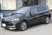 BMW 2シリーズ 218d ｸﾞﾗﾝﾂｱﾗｰ ﾗｸﾞｼﾞｭｱﾘｰ 後期 ﾌｪｲｽﾘﾌﾄ後 3列7人乗 1ｵｰﾅ ADｱｸﾃｨﾌﾞｾｰﾌﾃｨ&ｺﾝﾌｫｰﾄP 追従ACC HUD ﾋｰﾀｰ黒革 電動ﾄﾗﾝｸ ﾌﾘｯﾌﾟﾀﾞｳﾝﾓﾆﾀｰ ﾌﾙｾｸﾞTV LEDﾍｯﾄﾞﾗｲﾄ ﾀｯﾁ画面HDDﾅﾋﾞﾊﾟｰｷﾝｸﾞｱｼｽﾄ 2年保証