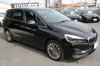 BMW 2シリーズ 218d ｸﾞﾗﾝﾂｱﾗｰ ﾗｸﾞｼﾞｭｱﾘｰ 後期 1ｵｰﾅ ﾌｪｲｽﾘﾌﾄ後 3列7人乗 ADｱｸﾃｨﾌﾞｾｰﾌﾃｨ&ｺﾝﾌｫｰﾄP 追従ACC HUD ﾋｰﾀｰ黒革 電動ﾄﾗﾝｸ LEDﾍｯﾄﾞﾗｲﾄ ﾀｯﾁ画面HDDﾅﾋﾞﾊﾟｰｷﾝｸﾞｱｼｽﾄ 衝突軽減ﾌﾞﾚｰｷ 車線逸脱警告 歩行者警告 2年保証