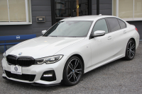BMW 3シリーズ 320i Mｽﾎﾟｰﾂ ﾃﾞﾋﾞｭｰP ｺﾝﾌｫｰﾄP 真珠色 ﾋｰﾀｰ黒革 専用ﾌﾞﾙｰｽﾃｯﾁ 19AW 追従ACC Mﾊﾟﾌｫｰﾏﾝｽﾘｯﾌﾟｽﾎﾟｲﾗｰ&ﾌﾞﾗｯｸｸﾞﾘﾙ ｽﾃｱﾘﾝｸﾞｻﾎﾟｰﾄ LEDﾍｯﾄﾞﾗｲﾄ 電動ﾄﾗﾝｸ ｱｯﾌﾟﾙｶｰﾌﾟﾚｲ ﾀｯﾁ画面HDDﾅﾋﾞﾜｲﾔﾚｽ充電 Pｱｼｽﾄ 2年保証