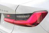 BMW 3シリーズ 320i Mｽﾎﾟｰﾂ ﾃﾞﾋﾞｭｰP ｺﾝﾌｫｰﾄP 真珠色 ﾋｰﾀｰ黒革 専用ﾌﾞﾙｰｽﾃｯﾁ 19AW 追従ACC Mﾊﾟﾌｫｰﾏﾝｽﾘｯﾌﾟｽﾎﾟｲﾗｰ&ﾌﾞﾗｯｸｸﾞﾘﾙ ｽﾃｱﾘﾝｸﾞｻﾎﾟｰﾄ LEDﾍｯﾄﾞﾗｲﾄ 電動ﾄﾗﾝｸ ｱｯﾌﾟﾙｶｰﾌﾟﾚｲ ﾀｯﾁ画面HDDﾅﾋﾞﾜｲﾔﾚｽ充電 Pｱｼｽﾄ 2年保証