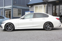 BMW 3シリーズ 320i Mｽﾎﾟｰﾂ ﾃﾞﾋﾞｭｰP ｺﾝﾌｫｰﾄP 真珠色 ﾋｰﾀｰ黒革 専用ﾌﾞﾙｰｽﾃｯﾁ 19AW 追従ACC Mﾊﾟﾌｫｰﾏﾝｽﾘｯﾌﾟｽﾎﾟｲﾗｰ&ﾌﾞﾗｯｸｸﾞﾘﾙ ｽﾃｱﾘﾝｸﾞｻﾎﾟｰﾄ LEDﾍｯﾄﾞﾗｲﾄ 電動ﾄﾗﾝｸ ｱｯﾌﾟﾙｶｰﾌﾟﾚｲ ﾀｯﾁ画面HDDﾅﾋﾞﾜｲﾔﾚｽ充電 Pｱｼｽﾄ 2年保証