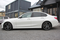 BMW 3シリーズ 320i Mｽﾎﾟｰﾂ ﾃﾞﾋﾞｭｰP ｺﾝﾌｫｰﾄP 真珠色 ﾋｰﾀｰ黒革 専用ﾌﾞﾙｰｽﾃｯﾁ 19AW 追従ACC Mﾊﾟﾌｫｰﾏﾝｽﾘｯﾌﾟｽﾎﾟｲﾗｰ&ﾌﾞﾗｯｸｸﾞﾘﾙ ｽﾃｱﾘﾝｸﾞｻﾎﾟｰﾄ LEDﾍｯﾄﾞﾗｲﾄ 電動ﾄﾗﾝｸ ｱｯﾌﾟﾙｶｰﾌﾟﾚｲ ﾀｯﾁ画面HDDﾅﾋﾞﾜｲﾔﾚｽ充電 Pｱｼｽﾄ 2年保証