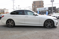 BMW 3シリーズ 320i Mｽﾎﾟｰﾂ ﾃﾞﾋﾞｭｰP ｺﾝﾌｫｰﾄP 真珠色 ﾋｰﾀｰ黒革 専用ﾌﾞﾙｰｽﾃｯﾁ 19AW 追従ACC Mﾊﾟﾌｫｰﾏﾝｽﾘｯﾌﾟｽﾎﾟｲﾗｰ&ﾌﾞﾗｯｸｸﾞﾘﾙ ｽﾃｱﾘﾝｸﾞｻﾎﾟｰﾄ LEDﾍｯﾄﾞﾗｲﾄ 電動ﾄﾗﾝｸ ｱｯﾌﾟﾙｶｰﾌﾟﾚｲ ﾀｯﾁ画面HDDﾅﾋﾞﾜｲﾔﾚｽ充電 Pｱｼｽﾄ 2年保証