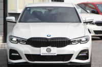 BMW 3シリーズ 320i Mｽﾎﾟｰﾂ ﾃﾞﾋﾞｭｰP ｺﾝﾌｫｰﾄP 真珠色 ﾋｰﾀｰ黒革 専用ﾌﾞﾙｰｽﾃｯﾁ 19AW 追従ACC Mﾊﾟﾌｫｰﾏﾝｽﾘｯﾌﾟｽﾎﾟｲﾗｰ&ﾌﾞﾗｯｸｸﾞﾘﾙ ｽﾃｱﾘﾝｸﾞｻﾎﾟｰﾄ LEDﾍｯﾄﾞﾗｲﾄ 電動ﾄﾗﾝｸ ｱｯﾌﾟﾙｶｰﾌﾟﾚｲ ﾀｯﾁ画面HDDﾅﾋﾞﾜｲﾔﾚｽ充電 Pｱｼｽﾄ 2年保証