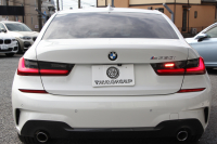 BMW 3シリーズ 320i Mｽﾎﾟｰﾂ ﾃﾞﾋﾞｭｰP ｺﾝﾌｫｰﾄP 真珠色 ﾋｰﾀｰ黒革 専用ﾌﾞﾙｰｽﾃｯﾁ 19AW 追従ACC Mﾊﾟﾌｫｰﾏﾝｽﾘｯﾌﾟｽﾎﾟｲﾗｰ&ﾌﾞﾗｯｸｸﾞﾘﾙ ｽﾃｱﾘﾝｸﾞｻﾎﾟｰﾄ LEDﾍｯﾄﾞﾗｲﾄ 電動ﾄﾗﾝｸ ｱｯﾌﾟﾙｶｰﾌﾟﾚｲ ﾀｯﾁ画面HDDﾅﾋﾞﾜｲﾔﾚｽ充電 Pｱｼｽﾄ 2年保証