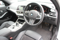 BMW 3シリーズ 320i Mｽﾎﾟｰﾂ ｺﾝﾌｫｰﾄP ｼｰﾄﾋｰﾀｰ ｵﾌﾟｼｮﾝ19AW 追従ACC ｽﾃｱﾘﾝｸﾞｻﾎﾟｰﾄ BMWﾗｲﾌﾞｺｯｸﾋﾟｯﾄﾞLEDﾍｯﾄﾞﾗｲﾄ ｵｰﾄﾊｲﾋﾞｰﾑ ﾜｲﾔﾚｽ充電 ﾊｰﾌﾚｻﾞｰ電動ｼｰﾄ 電動ﾄﾗﾝｸ 3ｿﾞｰﾝｴｱｺﾝ ｱｯﾌﾟﾙｶｰﾌﾟﾚｲ ﾀｯﾁ画面HDDﾅﾋﾞ2年保証