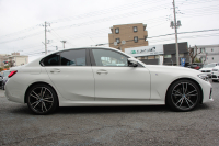 BMW 3シリーズ 320i Mｽﾎﾟｰﾂ ｺﾝﾌｫｰﾄP ｼｰﾄﾋｰﾀｰ ｵﾌﾟｼｮﾝ19AW 追従ACC ｽﾃｱﾘﾝｸﾞｻﾎﾟｰﾄ BMWﾗｲﾌﾞｺｯｸﾋﾟｯﾄﾞLEDﾍｯﾄﾞﾗｲﾄ ｵｰﾄﾊｲﾋﾞｰﾑ ﾜｲﾔﾚｽ充電 ﾊｰﾌﾚｻﾞｰ電動ｼｰﾄ 電動ﾄﾗﾝｸ 3ｿﾞｰﾝｴｱｺﾝ ｱｯﾌﾟﾙｶｰﾌﾟﾚｲ ﾀｯﾁ画面HDDﾅﾋﾞ2年保証