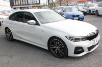 BMW 3シリーズ 320i Mｽﾎﾟｰﾂ ｺﾝﾌｫｰﾄP ｼｰﾄﾋｰﾀｰ ｵﾌﾟｼｮﾝ19AW 追従ACC ｽﾃｱﾘﾝｸﾞｻﾎﾟｰﾄ BMWﾗｲﾌﾞｺｯｸﾋﾟｯﾄﾞLEDﾍｯﾄﾞﾗｲﾄ ｵｰﾄﾊｲﾋﾞｰﾑ ﾜｲﾔﾚｽ充電 ﾊｰﾌﾚｻﾞｰ電動ｼｰﾄ 電動ﾄﾗﾝｸ 3ｿﾞｰﾝｴｱｺﾝ ｱｯﾌﾟﾙｶｰﾌﾟﾚｲ ﾀｯﾁ画面HDDﾅﾋﾞ2年保証