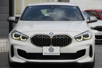 BMW 1シリーズ M135i Xdrive ﾃﾞﾋﾞｭｰP ｺﾝﾌｫｰﾄP 4WD 306馬力 Mｽﾎﾟｰﾂｼｰﾄ ｱﾀﾞﾌﾟﾃｨﾌﾞｻｽ Mｼｰﾄﾍﾞﾙﾄ ｼｰﾄﾋｰﾀｰ BMWﾗｲﾌﾞｺｯｸﾋﾟｯﾄ 追従ACC 電動ﾄﾗﾝｸ ｱｯﾌﾟﾙｶｰﾌﾟﾚｲ 純正HDDﾅﾋﾞPｱｼｽﾄ LEDﾍｯﾄﾞﾗｲﾄ ﾚｰﾝC警告 衝突軽減ﾌﾞﾚｰｷ 2年保証