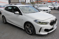 BMW 1シリーズ M135i Xdrive ﾃﾞﾋﾞｭｰP ｺﾝﾌｫｰﾄP 4WD 306馬力 Mｽﾎﾟｰﾂｼｰﾄ ｱﾀﾞﾌﾟﾃｨﾌﾞｻｽ Mｼｰﾄﾍﾞﾙﾄ ｼｰﾄﾋｰﾀｰ BMWﾗｲﾌﾞｺｯｸﾋﾟｯﾄ 追従ACC 電動ﾄﾗﾝｸ ｱｯﾌﾟﾙｶｰﾌﾟﾚｲ 純正HDDﾅﾋﾞPｱｼｽﾄ LEDﾍｯﾄﾞﾗｲﾄ ﾚｰﾝC警告 衝突軽減ﾌﾞﾚｰｷ 2年保証