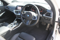 BMW 3シリーズ 320i Mｽﾎﾟｰﾂ ﾊｲﾗｲﾝ ｺﾝﾌｫｰﾄP ﾋｰﾀｰ黒革 360度ｶﾒﾗ 電動ﾄﾗﾝｸ Hi-fiｽﾋﾟｰｶｰ 追従ACC ｽﾃｱﾘﾝｸﾞｻﾎﾟｰﾄ ﾀｯﾁ画面HDDﾅﾋﾞｱｯﾌﾟﾙｶｰﾌﾟﾚｲ LEDﾍｯﾄﾞﾗｲﾄ ｵｰﾄﾊｲﾋﾞｰﾑ 専用ｴｱﾛ ﾜｲﾔﾚｽ充電 Pｱｼｽﾄﾌﾟﾗｽ PDC緊急ﾌﾞﾚｰｷ 2年保証