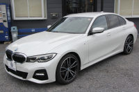 BMW 3シリーズ 320d Xdrive Mｽﾎﾟｰﾂ ﾃﾞﾋﾞｭｰP ｺﾝﾌｫｰﾄP 4WD 真珠色 1ｵｰﾅ ﾋｰﾀｰ黒革 専用ﾌﾞﾙｰｽﾃｯﾁ 19AW LEDﾍｯﾄﾞﾗｲﾄ 追従ACC ｽﾃｱﾘﾝｸﾞｻﾎﾟｰﾄ ｱｯﾌﾟﾙｶｰﾌﾟﾚｲ ﾀｯﾁ画面HDDﾅﾋﾞBMWﾗｲﾌﾞｺｯｸﾋﾟｯﾄﾞ電動ﾄﾗﾝｸ Hi-fiｽﾋﾟｰｶｰ ｱﾝﾋﾞｴﾝﾝﾄﾗｲﾄ 2年保証