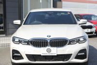 BMW 3シリーズ 320d Xdrive Mｽﾎﾟｰﾂ ﾃﾞﾋﾞｭｰP ｺﾝﾌｫｰﾄP 4WD 真珠色 1ｵｰﾅ ﾋｰﾀｰ黒革 専用ﾌﾞﾙｰｽﾃｯﾁ 19AW LEDﾍｯﾄﾞﾗｲﾄ 追従ACC ｽﾃｱﾘﾝｸﾞｻﾎﾟｰﾄ ｱｯﾌﾟﾙｶｰﾌﾟﾚｲ ﾀｯﾁ画面HDDﾅﾋﾞBMWﾗｲﾌﾞｺｯｸﾋﾟｯﾄﾞ電動ﾄﾗﾝｸ Hi-fiｽﾋﾟｰｶｰ ｱﾝﾋﾞｴﾝﾝﾄﾗｲﾄ 2年保証