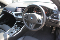 BMW 3シリーズ 320d Xdrive Mｽﾎﾟｰﾂ ﾃﾞﾋﾞｭｰP ｺﾝﾌｫｰﾄP 4WD 真珠色 1ｵｰﾅ ﾋｰﾀｰ黒革 専用ﾌﾞﾙｰｽﾃｯﾁ 19AW LEDﾍｯﾄﾞﾗｲﾄ 追従ACC ｽﾃｱﾘﾝｸﾞｻﾎﾟｰﾄ ｱｯﾌﾟﾙｶｰﾌﾟﾚｲ ﾀｯﾁ画面HDDﾅﾋﾞBMWﾗｲﾌﾞｺｯｸﾋﾟｯﾄﾞ電動ﾄﾗﾝｸ Hi-fiｽﾋﾟｰｶｰ ｱﾝﾋﾞｴﾝﾝﾄﾗｲﾄ 2年保証