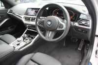 BMW 3シリーズ 320d Xdrive Mｽﾎﾟｰﾂ ﾃﾞﾋﾞｭｰP ｺﾝﾌｫｰﾄP 4WD 真珠色 1ｵｰﾅ ﾋｰﾀｰ黒革 専用ﾌﾞﾙｰｽﾃｯﾁ 19AW LEDﾍｯﾄﾞﾗｲﾄ 追従ACC ｽﾃｱﾘﾝｸﾞｻﾎﾟｰﾄ ｱｯﾌﾟﾙｶｰﾌﾟﾚｲ ﾀｯﾁ画面HDDﾅﾋﾞBMWﾗｲﾌﾞｺｯｸﾋﾟｯﾄﾞ電動ﾄﾗﾝｸ Hi-fiｽﾋﾟｰｶｰ ｱﾝﾋﾞｴﾝﾝﾄﾗｲﾄ 2年保証