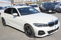 BMW 3シリーズ 320d Xdrive Mｽﾎﾟｰﾂ ﾃﾞﾋﾞｭｰP ｺﾝﾌｫｰﾄP 4WD 真珠色 1ｵｰﾅ ﾋｰﾀｰ黒革 専用ﾌﾞﾙｰｽﾃｯﾁ 19AW LEDﾍｯﾄﾞﾗｲﾄ 追従ACC ｽﾃｱﾘﾝｸﾞｻﾎﾟｰﾄ ｱｯﾌﾟﾙｶｰﾌﾟﾚｲ ﾀｯﾁ画面HDDﾅﾋﾞBMWﾗｲﾌﾞｺｯｸﾋﾟｯﾄﾞ電動ﾄﾗﾝｸ Hi-fiｽﾋﾟｰｶｰ ｱﾝﾋﾞｴﾝﾝﾄﾗｲﾄ 2年保証