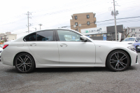 BMW 3シリーズ 320d Xdrive Mｽﾎﾟｰﾂ ﾃﾞﾋﾞｭｰP ｺﾝﾌｫｰﾄP 4WD 真珠色 1ｵｰﾅ ﾋｰﾀｰ黒革 専用ﾌﾞﾙｰｽﾃｯﾁ 19AW LEDﾍｯﾄﾞﾗｲﾄ 追従ACC ｽﾃｱﾘﾝｸﾞｻﾎﾟｰﾄ ｱｯﾌﾟﾙｶｰﾌﾟﾚｲ ﾀｯﾁ画面HDDﾅﾋﾞBMWﾗｲﾌﾞｺｯｸﾋﾟｯﾄﾞ電動ﾄﾗﾝｸ Hi-fiｽﾋﾟｰｶｰ ｱﾝﾋﾞｴﾝﾝﾄﾗｲﾄ 2年保証