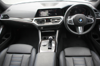 BMW 3シリーズ 320d Xdrive Mｽﾎﾟｰﾂ ﾃﾞﾋﾞｭｰP ｺﾝﾌｫｰﾄP 4WD 真珠色 1ｵｰﾅ ﾋｰﾀｰ黒革 専用ﾌﾞﾙｰｽﾃｯﾁ 19AW LEDﾍｯﾄﾞﾗｲﾄ 追従ACC ｽﾃｱﾘﾝｸﾞｻﾎﾟｰﾄ ｱｯﾌﾟﾙｶｰﾌﾟﾚｲ ﾀｯﾁ画面HDDﾅﾋﾞBMWﾗｲﾌﾞｺｯｸﾋﾟｯﾄﾞ電動ﾄﾗﾝｸ Hi-fiｽﾋﾟｰｶｰ ｱﾝﾋﾞｴﾝﾝﾄﾗｲﾄ 2年保証