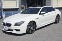BMW 6シリーズ 640i ｸﾞﾗﾝｸｰﾍﾟMｽﾎﾟｰﾂ ﾌｪｲｽﾘﾌﾄ後 最終ﾓﾃﾞﾙ ｻﾝﾙｰﾌ 液晶ﾒｰﾀｰ HUD ｵﾌﾟｼｮﾝ20AW 新ﾃﾞｻﾞｲﾝLEDﾍｯﾄﾞﾗｲﾄ ﾋｰﾀｰ茶革 新HDDﾅﾋﾞTV Pｱｼｽﾄ TOPﾋﾞｭｰ&ｻｲﾄﾞｶﾒﾗ 追従ACC ﾚｰﾝﾁｪﾝｼﾞ警告 衝突軽減ﾌﾞﾚｰｷ 直6ﾀｰﾎﾞ320馬力 ｽﾏｰﾄｷｰ 2年保証