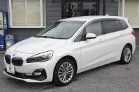 BMW 2シリーズ 218d Xﾄﾞﾗｲﾌﾞ ｸﾞﾗﾝﾂｱﾗｰ ﾗｸﾞｼﾞｭｱﾘｰ 後期 4WD 真珠 ﾌｪｲｽﾘﾌﾄ後 3列7人乗 ADｱｸﾃｨﾌﾞｾｰﾌﾃｨ&ｺﾝﾌｫｰﾄP 追従ACC HUD ﾋｰﾀｰ黒革 電動ﾄﾗﾝｸ LEDﾍｯﾄﾞﾗｲﾄ ﾀｯﾁ画面HDDﾅﾋﾞﾊﾟｰｷﾝｸﾞｱｼｽﾄ 衝突軽減ﾌﾞﾚｰｷ 車線逸脱警告 歩行者警告 2年保証