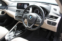 BMW X1 Xdrive18d Xﾗｲﾝ ﾊｲﾗｲﾝ ｱﾄﾞﾊﾞﾝｽﾄﾞP ｺﾝﾌｫｰﾄP 後期 ﾌｪｲｽﾘﾌﾄ後 ｵｲｽﾀｰﾚｻﾞｰ ｼｰﾄﾋｰﾀｰ 追従ACC HUD LEDﾍｯﾄﾞﾗｲﾄ&ﾃｰﾙ 電動ﾄﾗﾝｸ ｻﾃﾝｳｲﾝﾄﾞｳﾓｰﾙ ﾀｯﾁ画面HDDﾅﾋﾞﾜｲﾔﾚｽ充電 衝突軽減ﾌﾞﾚｰｷ 車線逸脱警告 歩行者警告 2年保証