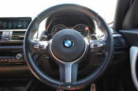 BMW 1シリーズ M140i 後期 340馬力 直6ﾀｰﾎﾞB58新ｴﾝｼﾞﾝ ﾋｰﾀｰ赤革 LEDﾍｯﾄﾞﾗｲﾄ ｱﾀﾞﾌﾟﾃｨﾌﾞMｻｽ 専用ﾌﾞﾚｰｷ 18AW HDDﾅﾋﾞ衝突軽減ﾌﾞﾚｰｷ 車線逸脱警告 歩行者警告 ﾌﾞﾚｰｷ付ｸﾙｺﾝ 専用ｴｱﾛ 後輪駆動 2年保証