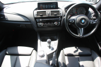 BMW Mシリーズ M2ｸｰﾍﾟMDCT 370馬力 直6ﾀｰﾎﾞ7速DCT ﾋｰﾀｰ黒革 HDDﾅﾋﾞBｶﾒﾗ 専用19AW 専用ﾌﾞﾚｰｷ 衝突軽減ﾌﾞﾚｰｷ 車線逸脱警告 歩行者警告 ﾌﾞﾚｰｷ付ｸﾙｺﾝ ｽﾏｰﾄｷｰ ｶｰﾎﾞﾝｲﾝﾃﾘｱﾄﾘﾑ ﾊﾟﾄﾞﾙｼﾌﾄ 2年保証