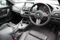 BMW Mシリーズ M2ｸｰﾍﾟMDCT 370馬力 直6ﾀｰﾎﾞ7速DCT ﾋｰﾀｰ黒革 HDDﾅﾋﾞBｶﾒﾗ 専用19AW 専用ﾌﾞﾚｰｷ 衝突軽減ﾌﾞﾚｰｷ 車線逸脱警告 歩行者警告 ﾌﾞﾚｰｷ付ｸﾙｺﾝ ｽﾏｰﾄｷｰ ｶｰﾎﾞﾝｲﾝﾃﾘｱﾄﾘﾑ ﾊﾟﾄﾞﾙｼﾌﾄ 2年保証