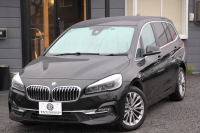 BMW 2シリーズ 218d ｸﾞﾗﾝﾂｱﾗｰ ﾗｸﾞｼﾞｭｱﾘｰ 後期 ﾌｪｲｽﾘﾌﾄ後 3列7人乗 ADｱｸﾃｨﾌﾞｾｰﾌﾃｨ&ｺﾝﾌｫｰﾄP 追従ACC HUD ﾋｰﾀｰ黒革 電動ﾄﾗﾝｸ LEDﾍｯﾄﾞﾗｲﾄ ﾀｯﾁ画面HDDﾅﾋﾞﾊﾟｰｷﾝｸﾞｱｼｽﾄ 衝突軽減ﾌﾞﾚｰｷ 車線逸脱警告 歩行者警告 2年保証