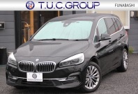 BMW 2シリーズ 218d ｸﾞﾗﾝﾂｱﾗｰ ﾗｸﾞｼﾞｭｱﾘｰ 後期 ﾌｪｲｽﾘﾌﾄ後 3列7人乗 ADｱｸﾃｨﾌﾞｾｰﾌﾃｨ&ｺﾝﾌｫｰﾄP 追従ACC HUD ﾋｰﾀｰ黒革 電動ﾄﾗﾝｸ LEDﾍｯﾄﾞﾗｲﾄ ﾀｯﾁ画面HDDﾅﾋﾞﾊﾟｰｷﾝｸﾞｱｼｽﾄ 衝突軽減ﾌﾞﾚｰｷ 車線逸脱警告 歩行者警告 2年保証