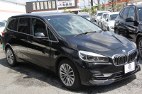 BMW 2シリーズ 218d ｸﾞﾗﾝﾂｱﾗｰ ﾗｸﾞｼﾞｭｱﾘｰ 後期 ﾌｪｲｽﾘﾌﾄ後 3列7人乗 ADｱｸﾃｨﾌﾞｾｰﾌﾃｨ&ｺﾝﾌｫｰﾄP 追従ACC HUD ﾋｰﾀｰ黒革 電動ﾄﾗﾝｸ LEDﾍｯﾄﾞﾗｲﾄ ﾀｯﾁ画面HDDﾅﾋﾞﾊﾟｰｷﾝｸﾞｱｼｽﾄ 衝突軽減ﾌﾞﾚｰｷ 車線逸脱警告 歩行者警告 2年保証