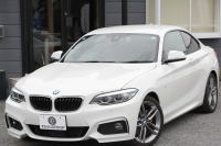 BMW 2シリーズ 220i ｸｰﾍﾟMｽﾎﾟｰﾂ 後期ﾓﾃﾞﾙ ｺｰﾗﾙﾚｯﾄﾞﾚｻﾞｰ ｼｰﾄﾋｰﾀｰ 追従ACC LEDﾍｯﾄﾞﾗｲﾄ&ﾃｰﾙ ｵﾌﾟｼｮﾝ18AW ﾀｯﾁ画面HDDﾅﾋﾞPｱｼｽﾄ ｵｰﾄｴｱｺﾝ 衝突軽減ﾌﾞﾚｰｷ 車線逸脱警告 歩行者警告 専用ｴｱﾛ Bluetooth接続 2年保証