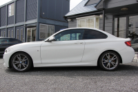BMW 2シリーズ M235i ｸｰﾍﾟ直6ﾀｰﾎﾞ326馬力 ｱﾀﾞﾌﾟﾃｨﾌﾞMｻｽ 専用ﾌﾞﾚｰｷ Bｶﾒﾗ&ﾘｱ障害物ｿﾅｰ 衝突軽減ﾌﾞﾚｰｷ 車線逸脱警告 歩行者警告 ﾌﾞﾚｰｷ付ｸﾙｺﾝ 左右独立ｵｰﾄｴｱｺﾝ HDDﾅﾋﾞBluetooth接続 18AW ﾊﾟﾄﾞﾙｼﾌﾄ 2年保証