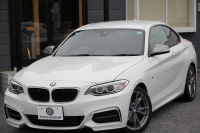 BMW 2シリーズ M235i ｸｰﾍﾟ直6ﾀｰﾎﾞ326馬力 ｱﾀﾞﾌﾟﾃｨﾌﾞMｻｽ 専用ﾌﾞﾚｰｷ Bｶﾒﾗ&ﾘｱ障害物ｿﾅｰ 衝突軽減ﾌﾞﾚｰｷ 車線逸脱警告 歩行者警告 ﾌﾞﾚｰｷ付ｸﾙｺﾝ 左右独立ｵｰﾄｴｱｺﾝ HDDﾅﾋﾞBluetooth接続 18AW ﾊﾟﾄﾞﾙｼﾌﾄ 2年保証