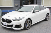 BMW 2シリーズ M235i Xdrive ｸﾞﾗﾝｸｰﾍﾟｾﾚｸﾄP 306馬力 4WD ｼｰﾄﾋｰﾀｰ Mｽﾎﾟｰﾂｼｰﾄ Mｼｰﾄﾍﾞﾙﾄ ｱﾀﾞﾌﾟﾃｨﾌﾞｻｽ Hifiｽﾋﾟｰｶｰ 追従ACC LEDﾍｯﾄﾞﾗｲﾄ 専用18AW Mspﾌﾞﾚｰｷ Applecarplay ﾀｯﾁ画面HDDﾅﾋﾞPｱｼｽﾄ ﾜｲﾔﾚｽ充電 2年保証
