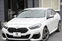 BMW 2シリーズ M235i Xdrive ｸﾞﾗﾝｸｰﾍﾟｾﾚｸﾄP 306馬力 4WD ｼｰﾄﾋｰﾀｰ Mｽﾎﾟｰﾂｼｰﾄ Mｼｰﾄﾍﾞﾙﾄ ｱﾀﾞﾌﾟﾃｨﾌﾞｻｽ Hifiｽﾋﾟｰｶｰ 追従ACC LEDﾍｯﾄﾞﾗｲﾄ 専用18AW Mspﾌﾞﾚｰｷ Applecarplay ﾀｯﾁ画面HDDﾅﾋﾞPｱｼｽﾄ ﾜｲﾔﾚｽ充電 2年保証
