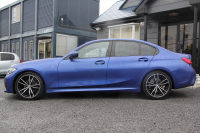 BMW 3シリーズ 320d Xdrive Mｽﾎﾟｰﾂ ﾃﾞﾋﾞｭｰP ｺﾝﾌｫｰﾄP 4WD ﾋｰﾀｰ黒革 専用ﾌﾞﾙｰｽﾃｯﾁ 19AW LEDﾍｯﾄﾞﾗｲﾄ 追従ACC ｽﾃｱﾘﾝｸﾞｻﾎﾟｰﾄ ｱｯﾌﾟﾙｶｰﾌﾟﾚｲ ﾀｯﾁ画面HDDﾅﾋﾞBMWﾗｲﾌﾞｺｯｸﾋﾟｯﾄﾞ電動ﾘｱｹﾞｰﾄ Hi-fiｽﾋﾟｰｶｰ ｱﾝﾋﾞｴﾝﾝﾄﾗｲﾄ 2年保証