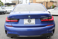 BMW 3シリーズ 320d Xdrive Mｽﾎﾟｰﾂ ﾃﾞﾋﾞｭｰP ｺﾝﾌｫｰﾄP 4WD ﾋｰﾀｰ黒革 専用ﾌﾞﾙｰｽﾃｯﾁ 19AW LEDﾍｯﾄﾞﾗｲﾄ 追従ACC ｽﾃｱﾘﾝｸﾞｻﾎﾟｰﾄ ｱｯﾌﾟﾙｶｰﾌﾟﾚｲ ﾀｯﾁ画面HDDﾅﾋﾞBMWﾗｲﾌﾞｺｯｸﾋﾟｯﾄﾞ電動ﾄﾗﾝｸ Hi-fiｽﾋﾟｰｶｰ ｱﾝﾋﾞｴﾝﾝﾄﾗｲﾄ 2年保証