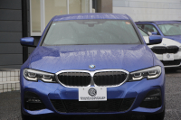 BMW 3シリーズ 320d Xdrive Mｽﾎﾟｰﾂ ﾃﾞﾋﾞｭｰP ｺﾝﾌｫｰﾄP 4WD ﾋｰﾀｰ黒革 専用ﾌﾞﾙｰｽﾃｯﾁ 19AW LEDﾍｯﾄﾞﾗｲﾄ 追従ACC ｽﾃｱﾘﾝｸﾞｻﾎﾟｰﾄ ｱｯﾌﾟﾙｶｰﾌﾟﾚｲ ﾀｯﾁ画面HDDﾅﾋﾞBMWﾗｲﾌﾞｺｯｸﾋﾟｯﾄﾞ電動ﾘｱｹﾞｰﾄ Hi-fiｽﾋﾟｰｶｰ ｱﾝﾋﾞｴﾝﾝﾄﾗｲﾄ 2年保証